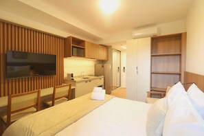 Minibar, laptop workspace, blackout curtains, soundproofing - Club Haas Brooklin (São Paulo)