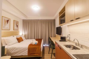 Estudio estándar | Minibar, espacio para trabajar con un portátil, cortinas opacas