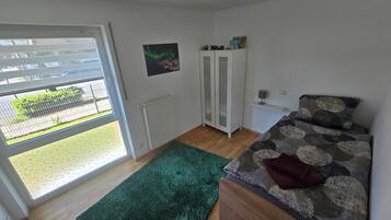 2 bedrooms, desk, travel cot, WiFi