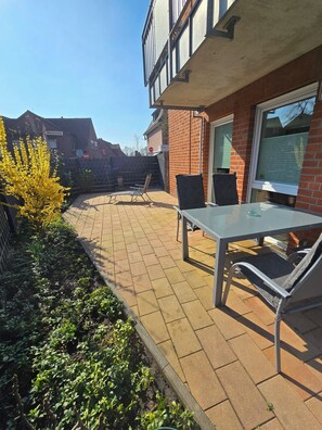 Outdoor dining - High-quality, cozy vacation apartment on the first floor - two bedrooms - (Greven)