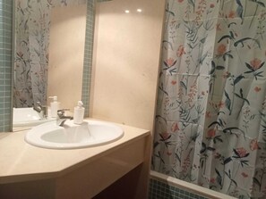 Bathroom - Vrbo Property (Portimão)