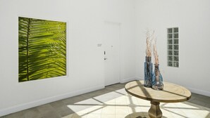 Ein Zimmer mit einem großen gerahmten Kunstwerk, einer Tür mit einer Nummer und einem Tisch mit Vasen.