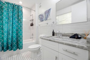 Hair dryer, towels - NEW! Rumba Roost - Stunning Ybor On 7th Ave - Shared Balcony (Tampa)