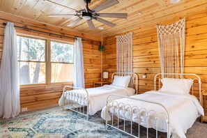 4 bedrooms, iron/ironing board, WiFi, bed sheets - Chia's Cabin — Big Bear 4BR Pet-Friendly Retreat with Fenced Yard (Big Bear)