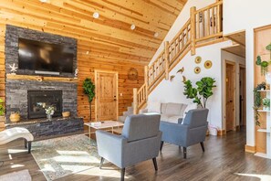 Living area - Chia's Cabin — Big Bear 4BR Pet-Friendly Retreat with Fenced Yard (Big Bear)