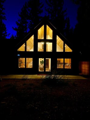 Exterior - Chia's Cabin — Big Bear 4BR Pet-Friendly Retreat with Fenced Yard (Big Bear)