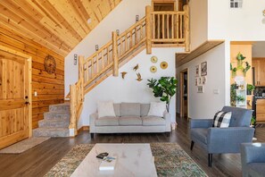 Living area - Chia's Cabin — Big Bear 4BR Pet-Friendly Retreat with Fenced Yard (Big Bear)