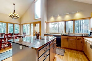 Private kitchen - Black Butte Ranch Hilltop Retreat (Sisters)