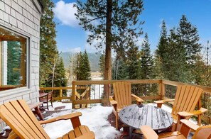 Outdoor dining - Black Butte Ranch Hilltop Retreat (Sisters)