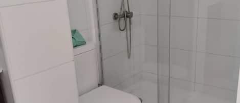 Douche, séchoir à cheveux, serviettes fournies, savon