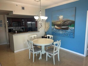 Dining - Waterfront condo in beautiful Stuart, Close to Jensen and Stuart beaches. (Stuart)