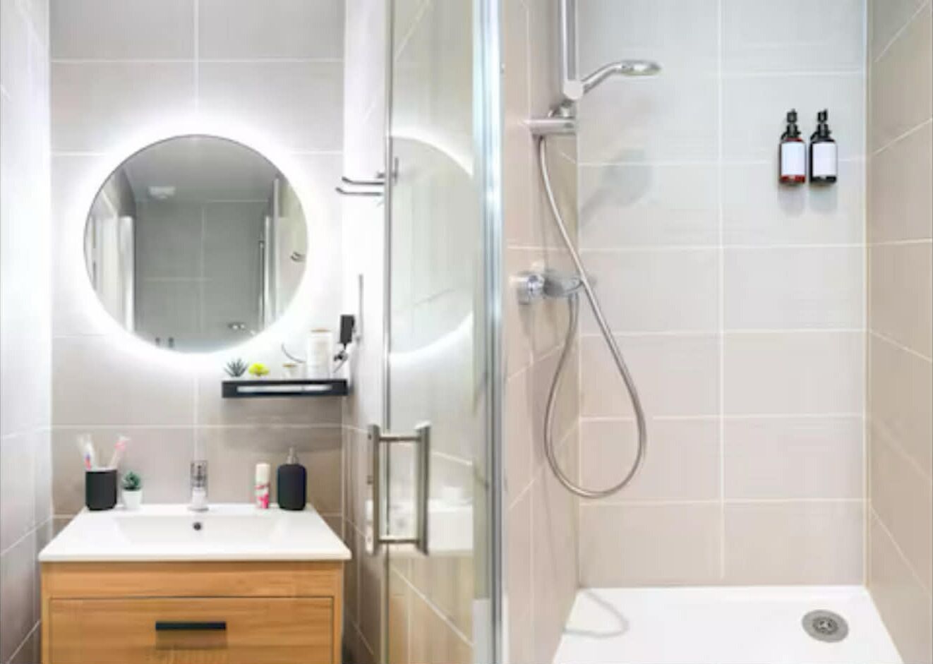 Een douche, een haardroger, handdoeken, zeep