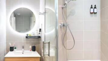 Een douche, een haardroger, handdoeken, zeep