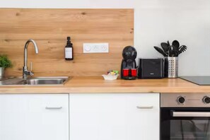 Private kitchen - Air-conditioned cocooning room and terrace 5-minute walk from town center (Valence)