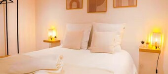 Air-conditioned cocooning room and terrace 5-minute walk from town center