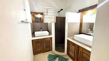 Een douche, handdoeken, zeep, toiletpapier