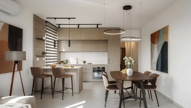 Eine moderne Küche mit einer zentralen Kochinsel, Pendelleuchten und einem Essbereich mit Holztisch und -stühlen.
