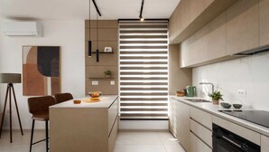 Eine moderne Küche mit Kochinsel, eingebauten Geräten und minimalistischem Design.