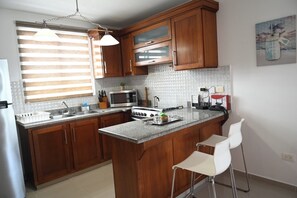 Private kitchen - Spacious 3-bedroom apartment in serene Santiago de los Caballeros with AC (Santiago de los Caballeros)