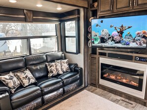 Smart TV, fireplace, stereo - Lakefront! Fabulous 2-bedroom 5th Wheel RV on Pine Lake in Plainwell Michigan! (Plainwell)