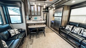 Interior - Lakefront! Fabulous 2-bedroom 5th Wheel RV on Pine Lake in Plainwell Michigan! (Plainwell)