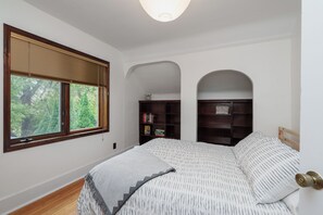 3 bedrooms, desk, free WiFi, bed sheets - River Access Wolseley Home | 3 Bed | 2 Bath | (Winnipeg)