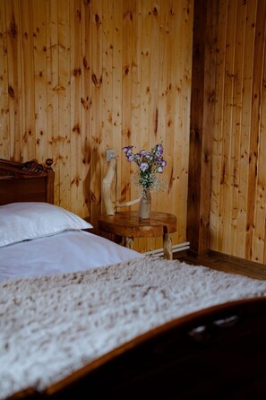 Iron/ironing board, WiFi, bed sheets - 3-bedroom house in serene Debet perfect for relaxing getaways (Debet)