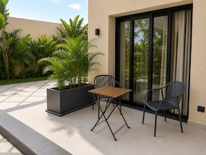 Superior Apartment, 1 King Bed, Mobility Accessible, Garden View | Living area