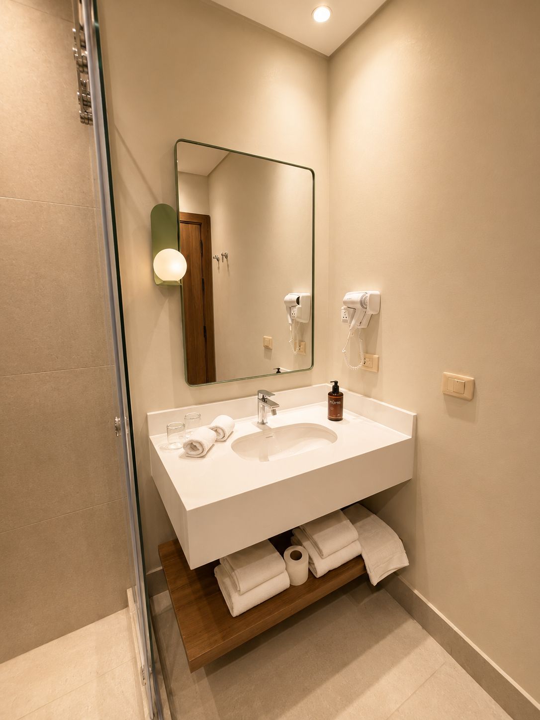 Deluxe Apartment | Bathroom | Shower, free toiletries, hair dryer, towels