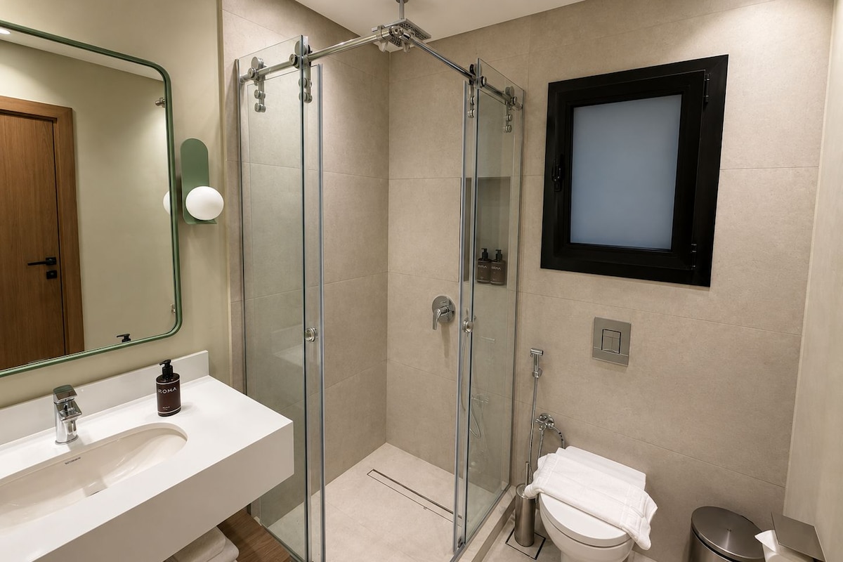 Shower, rainfall showerhead, free toiletries, hair dryer
