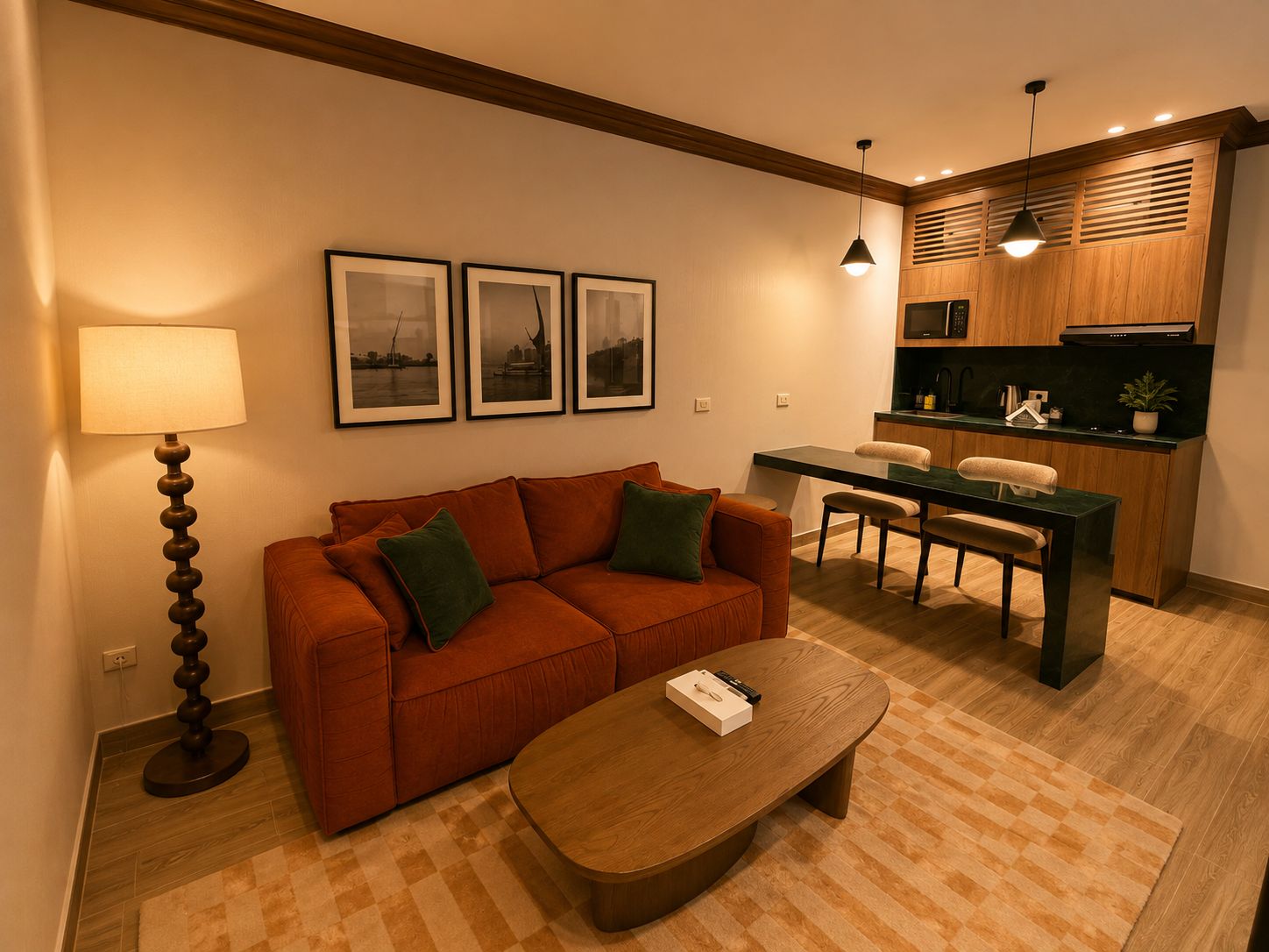 Una sala de estar moderna con sofá, una mesa de centro y un comedor con cocina al fondo.
