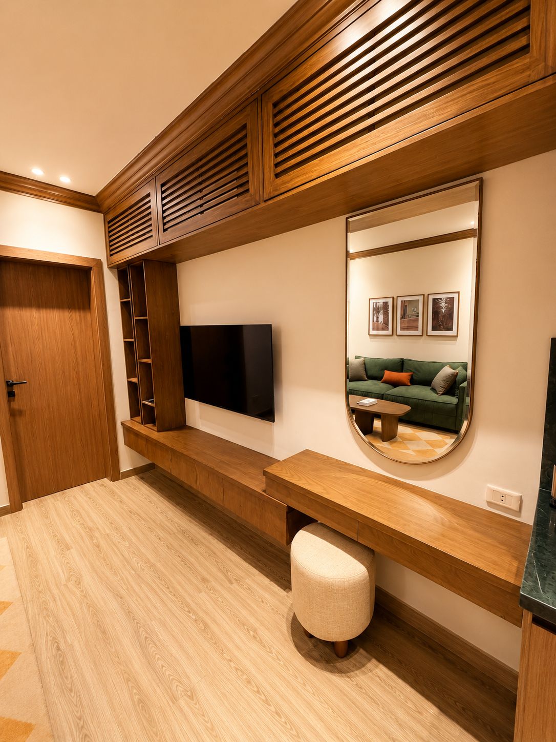 Uma sala de estar moderna com televisão de tela plana, prateleiras de madeira, um sofá e um espelho.