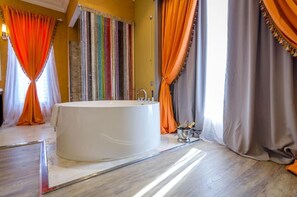 Habitación Deluxe doble, balcón, vistas al jardín | Baño | Bañera y ducha independientes y artículos de higiene personal gratuitos