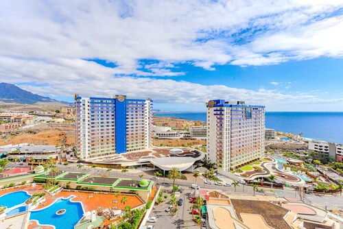 14th Floor Sunset Views: Modern 2BR Suite with Panoramic Oceanfront Balcony