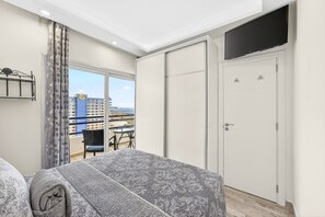 2 bedrooms, desk, iron/ironing board, WiFi
