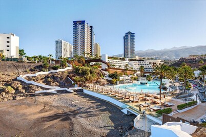 14th Floor Sunset Views: Modern 2BR Suite with Panoramic Oceanfront Balcony