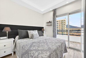 2 bedrooms, desk, iron/ironing board, WiFi