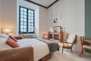 Tabla de planchar con plancha, wifi y ropa de cama 