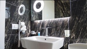 Deluxe kamer, 1 twee- of 2 eenpersoonsbedden, balkon, uitzicht op stad | Badkamer