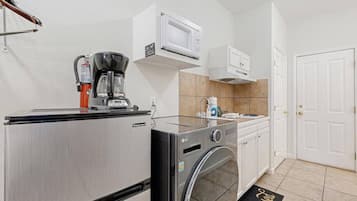 Réfrigérateur, micro-ondes, plaque de cuisson, cafetière/bouilloire