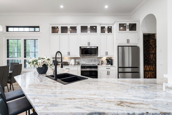 Private kitchen - Theater Room | Themed Kids Bedroom | Private Pool with Mini Golf and Golf Course Views (Kissimmee)