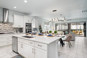 Fridge, microwave, oven, stovetop - Theater | Themed Kids Bedrooms | Games Room | Private Pool (Kissimmee)