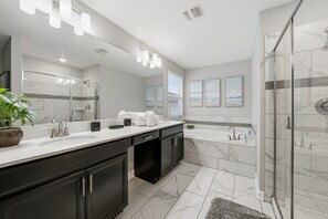 Shower, hair dryer, towels - Luxury Home with Kids Themed Bedrooms, Games Room and Private Pool! (Davenport)