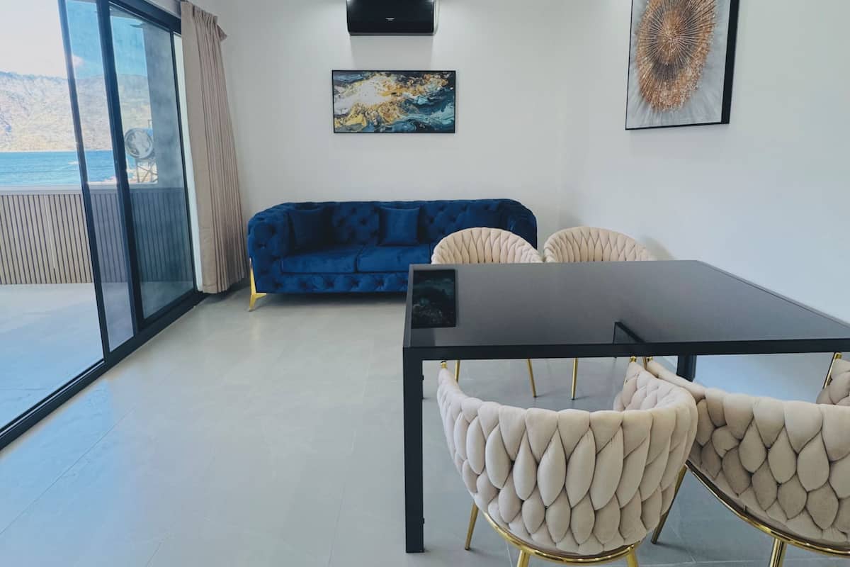 Chambre quadruple familiale, balcon, vue sur le lac | Aire de séjour