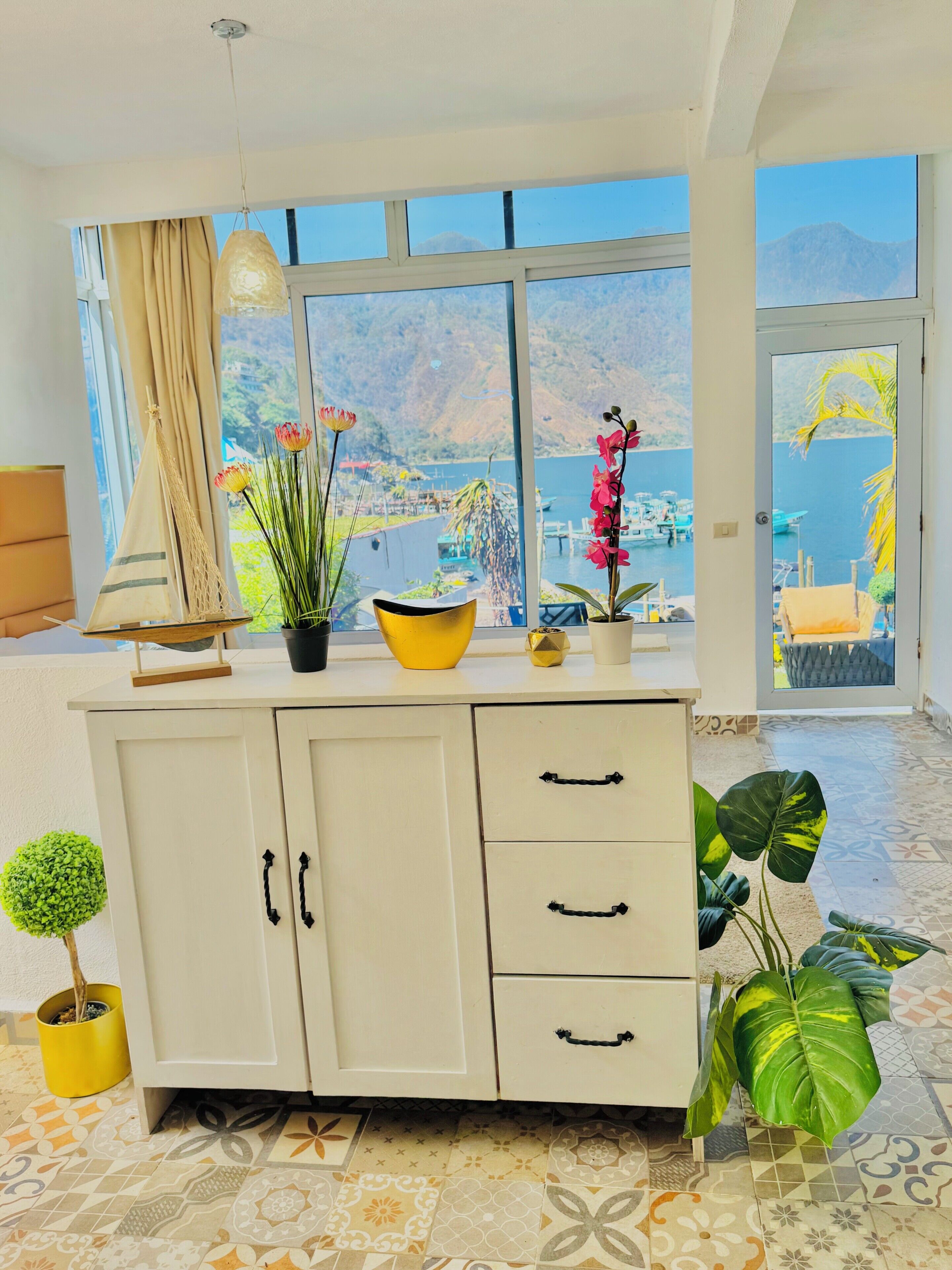 Classic Studio Suite, Patio, Lake View | Interior