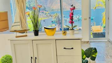 Classic Studio Suite, Patio, Lake View | Interior