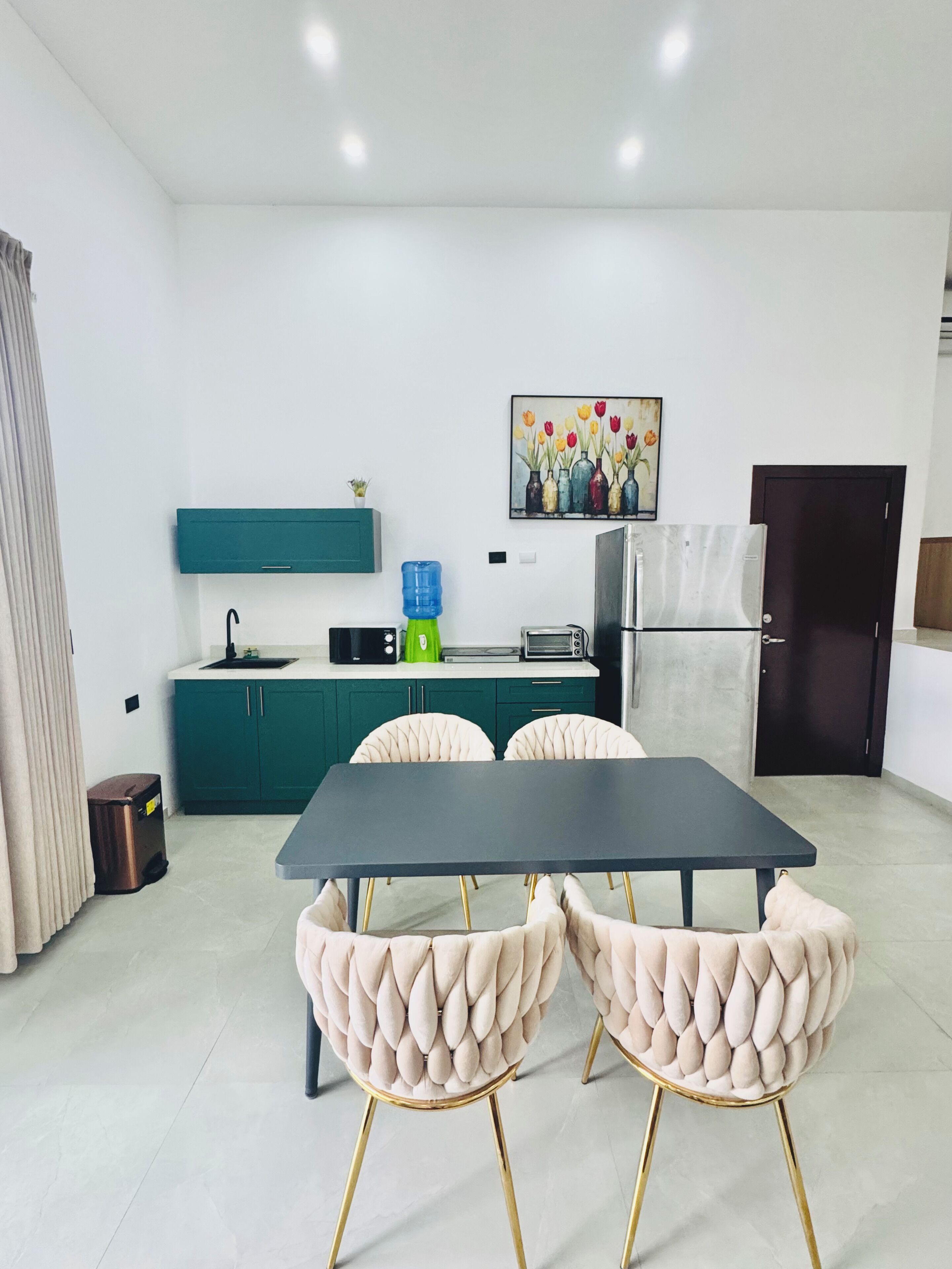 Chambre quadruple familiale, balcon, vue sur le lac | Aire de séjour