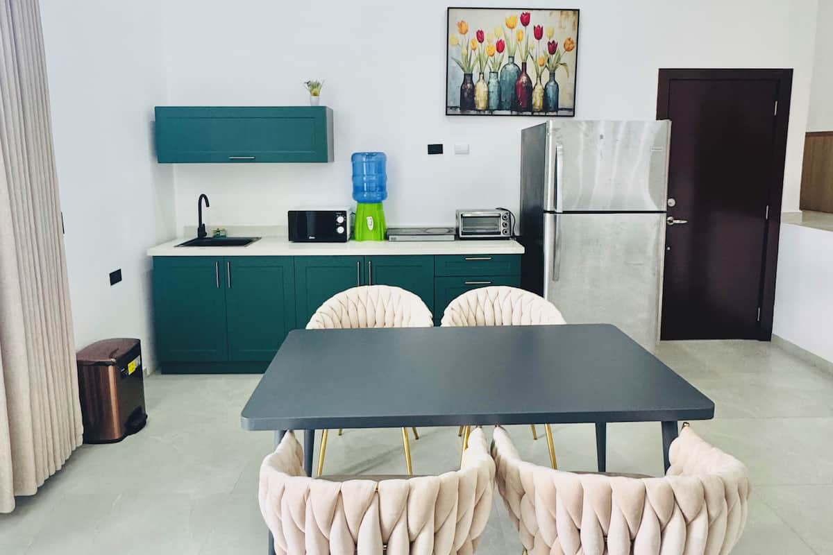 Chambre quadruple familiale, balcon, vue sur le lac | Aire de séjour