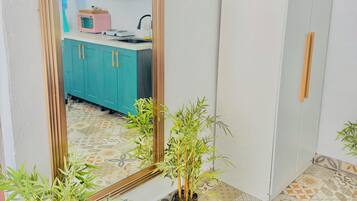 Suite monolocale Classic, patio, vista lago | Interni