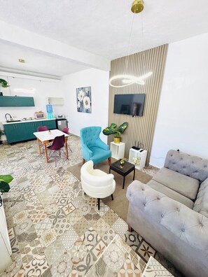 Suite monolocale Classic, patio, vista lago | Area soggiorno